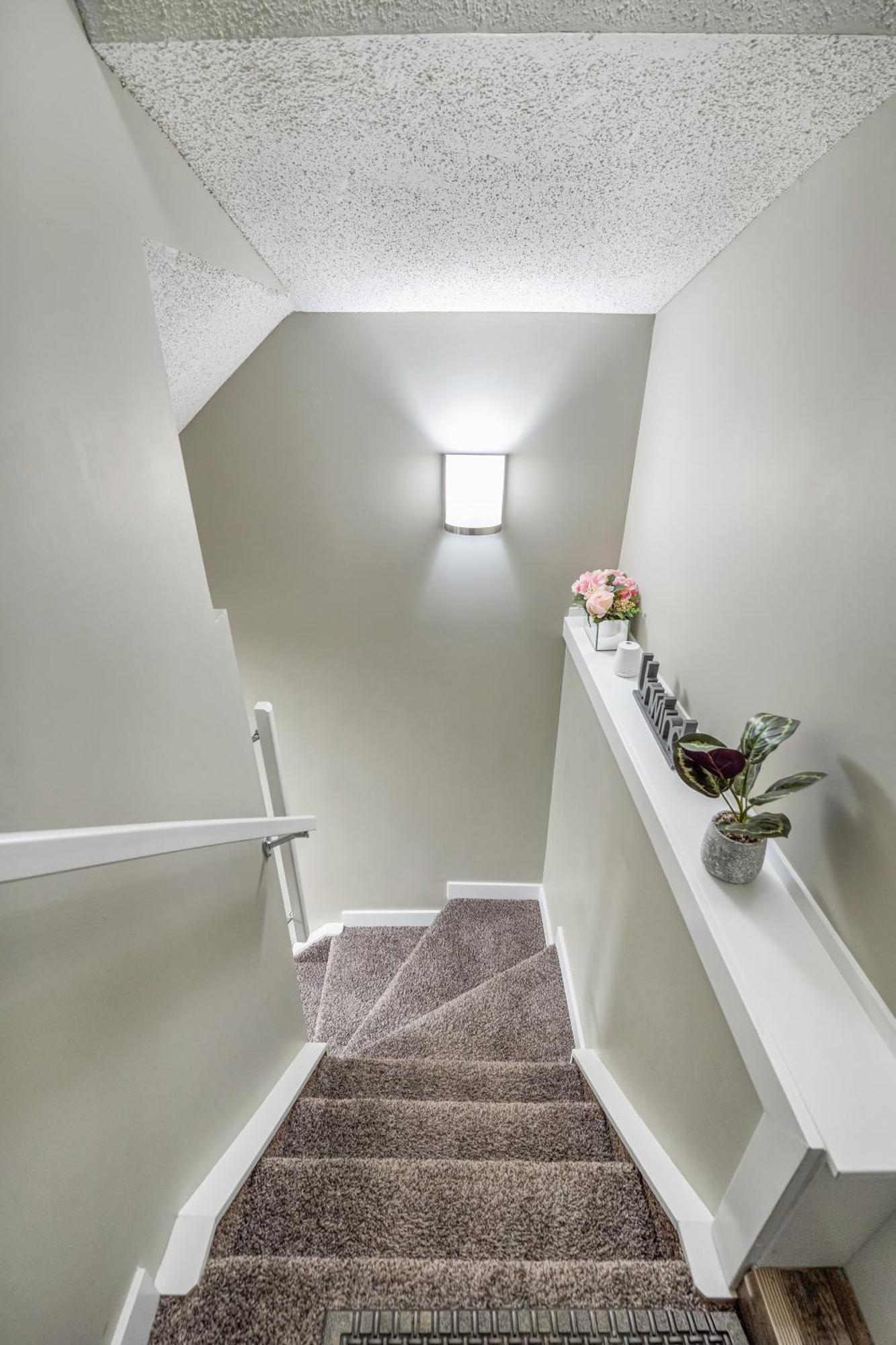 Modern 2 Bedroom Basement Suite With Laundry YYC Exterior foto